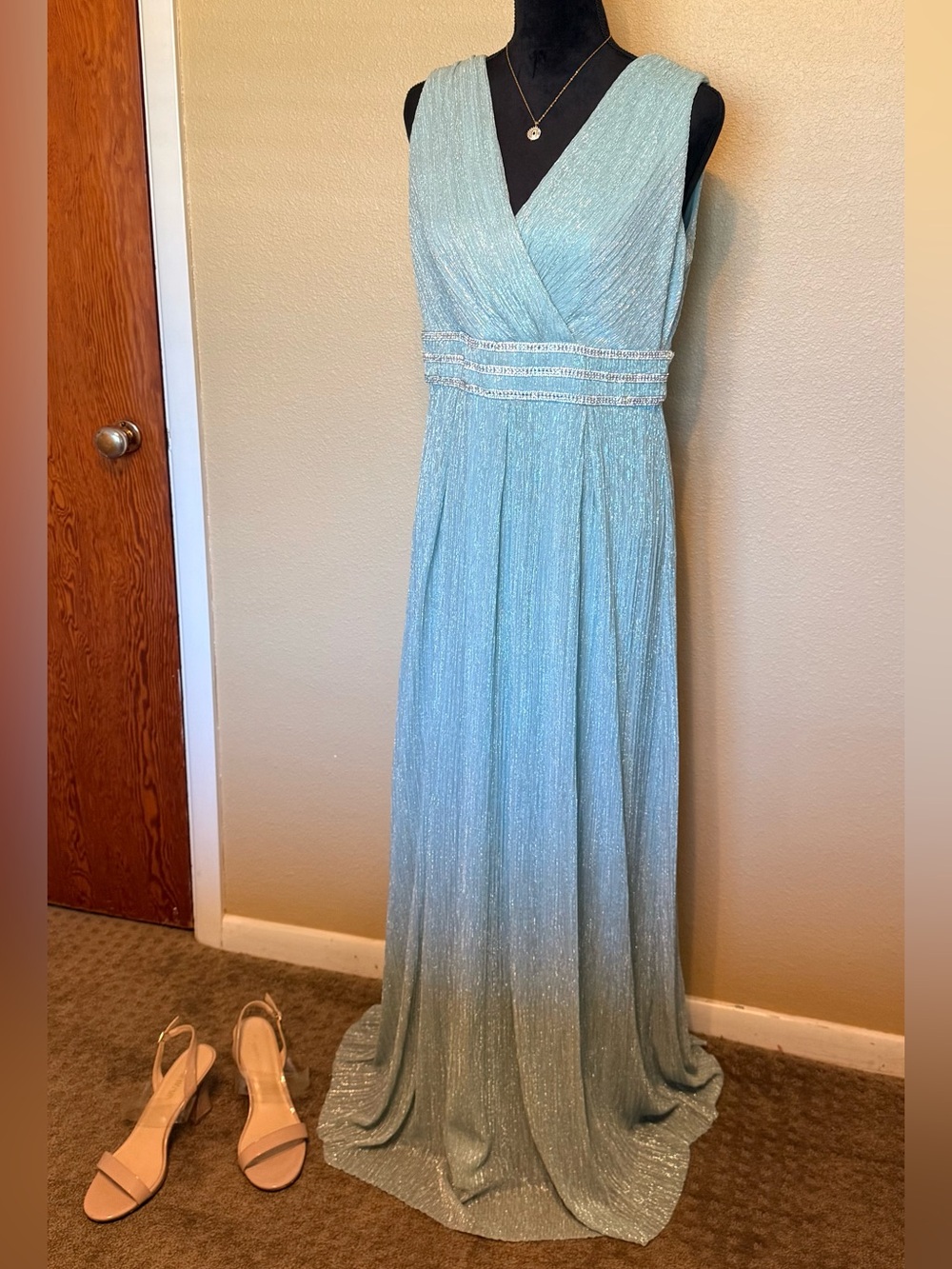 Elegant Seafoam Green V-Neck Evening Gown